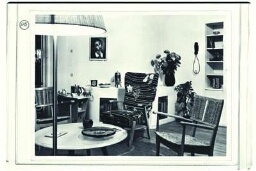 Stand 'Electrische Flat huiskamer' op de tentoonstelling 'De Nederlandse Vrouw 1898-1948'. 1948