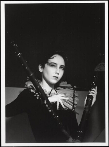 Portret van een extravagant geklede vrouw 1987
