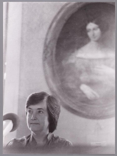 Portret van Paula Wassen- van Schaveren tijdens een lezing 198?