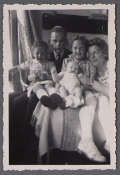 Kiekje van een gezin: vader, moeder, twee dochters en baby. 195?