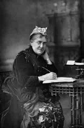 Lynn Linton, Engels schrijfster, zittend aan het bureau met veer in hand. 1890?