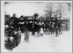Staking in Beets door vrouwen en mannen. 1890