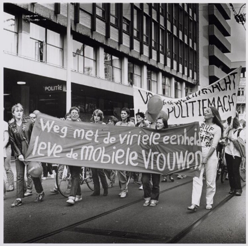 Demonstratie tegen het optreden van de ME bij de blokkade van het Binnenhof op 28 april , de gemeenteraad vergadert over de gebeurtenissen 1981
