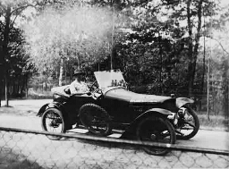 Jeanne van Amstel in een auto 1910?