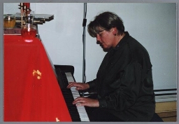Leny Kooyman, Zami vrijwilligster, speelt piano tijdens het kerstdiner van Zami. 1999