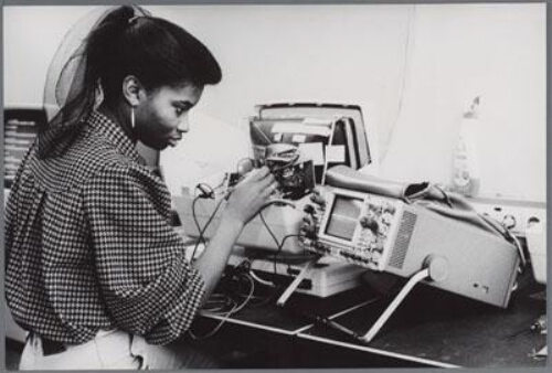 Computertechnicus Ana repareert een computer. 1985 ?