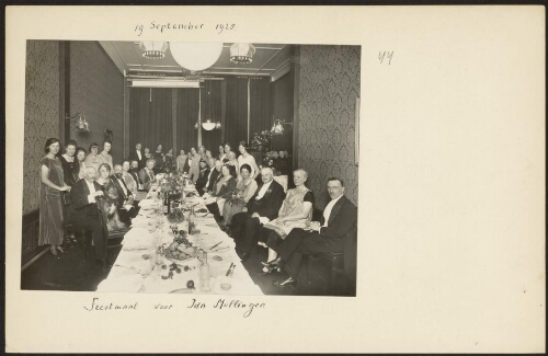 Groepsportret aan tafel tijdens feestmaal ter gelegenheid van het 25-jarig jubileum van Ida Mollinger als spraaklerares 1925