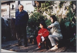 Drie generaties vrouwen op zondag in het centrum van Beijing, de foto werd genomen tijdens de wereldvrouwenconferentie in China. 1995