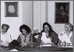 Persconferentie door Inheemse vrouwen tijdens de KNOW HOW conferentie. 1998