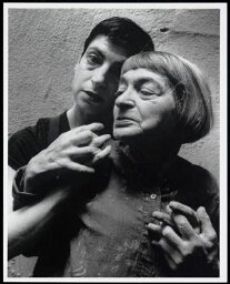 Portret van theatermaakster Barbara Duifjes met haar moeder 1994
