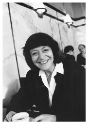 Lisette Lewin, journalist en schrijver, 14 augustus1939 geboren in een joods gezin te Den Haag en overleefde de oorlog dankzij diverse onderduikadressen 1990