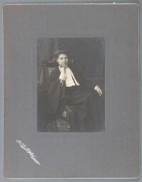 Portret van Lizzy van Dorp in promotietoga 1903