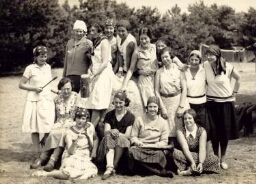 Leidsters van het meisjes zomerkamp. 1930