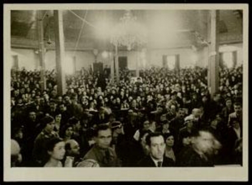 Publiek bij een openbare vergadering over vrede voorgezeten door Rosa Manus en Bayan Seniha Rauf 1935