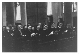 Zusters tijdens een kerkdienst. 198?
