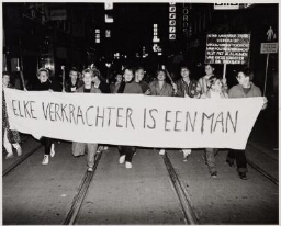 Abortusdemonstratie , vrouwen lopen met spandoek 'elke verkrachter is een man'. 1977