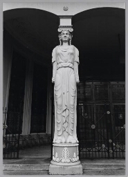 Cariatide, een vrouwenfiguur die als pilaar het gebouw 'draagt' 1988