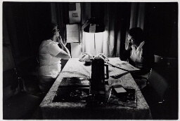Twee verpleegkundigen 's nachts aan het werk op de eerstehulppost. 1981