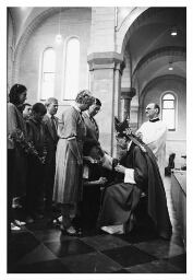 Vormsel, sacrament, toegediend door handoplegging en zalving van de bisschop, dat kracht geeft om het geloof volwassen te beleven en te belijden. 198?
