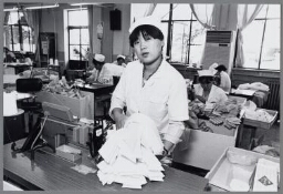 Een fabriek in Beijing waar vrouwen en meisjes shirts maken. 1995