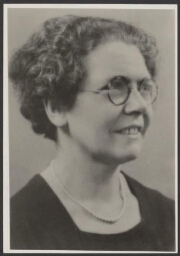 Portret van  Alison Neilans (1884-1942),  Brits  lid van het bestuur van de International Alliance of Women, de Wereldbond van Vrouwen, vanaf 1929 192?