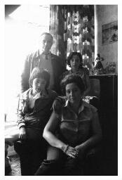 Spaans gezin in de woonkamer. 198?