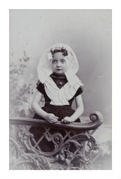 Portret van de jonge Lyda Besselsen (geb 1907