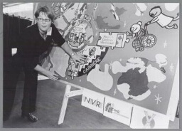 Presentatie van de puzzel 'de wereld is een thuis voor iedereen' gemaakt door Tiye International, Vrouwen Alliantie en de NVR tijdens het 25-jarig jubileum van DCE. 2003