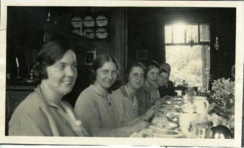 Foto's van theologiestudentes in Leiden met Nicolette Bruining. 1928