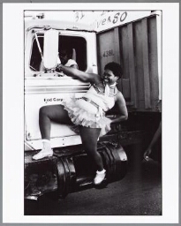 Vrouw hangt aan vrachtwagen 1986