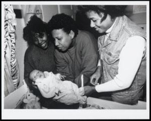 Drie zwarte vrouwen met een baby 1994