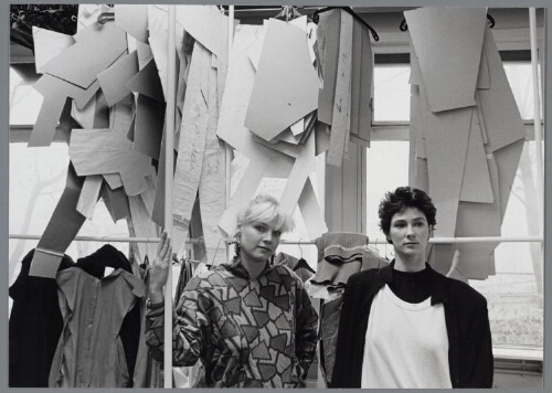 Maria Smits en Carolien Kasper aan het werk in hun mode-ontwerpstudio 'Look sharp' in Leiden. 1986