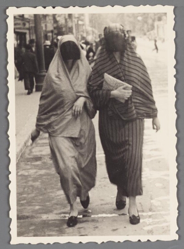 Vrouw met abaya en sluier die het gehele gezicht bedekt  lopen over straat 193?