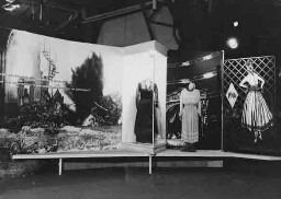Stand van de afdeling 'De vrouw in de mode': 'Mode in 1916' op de tentoonstelling 'De Nederlandse Vrouw 1898-1948'. 1948
