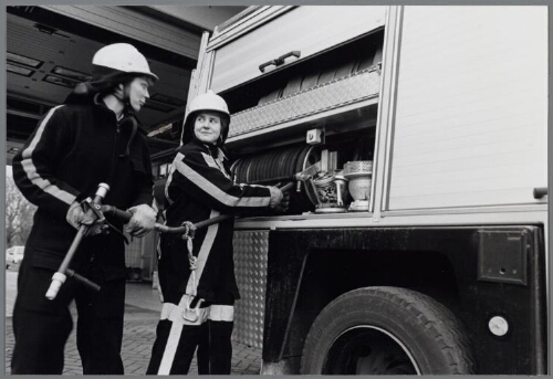 In het kader van het positieve actie beleid door de gemeente [Den Haag] werden brandweervrouwen aangesteld. 1989