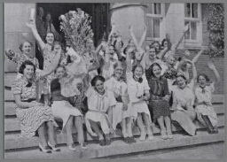 Een eindexamenklas van het Gemeentelijk Lyceum voor meisjes te Amsterdam. 194?