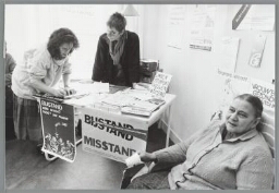 Vrouwen bij een stand van het Landelijk Steunpunt Vrouwen in de Bijstand. 1988