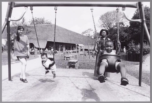 Yung-Chiang (l.) en Luciana Makubikwa met hun kinderen tijdens een uitje met de school naar het Plaswijckpark 2002