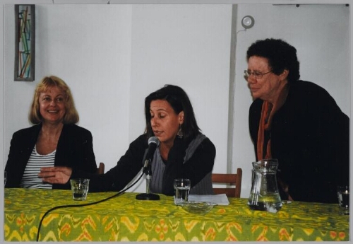 Van links naar rechts: Gail Pilgrim (directeur Culture Coalition), Birgitta Hacham, Thea Doelwijt, tijdens een Zamicasa met als thema: 'beeldvorming in/en theater' 1999