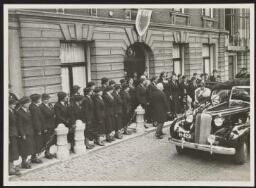 Koningin Wilhelmina stapt in haar auto na haar bezoek aan het Korps Vrouwelijke Vrijwilligers (KVV) 1939 ?