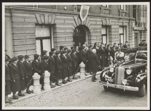 Koningin Wilhelmina stapt in haar auto na haar bezoek aan het Korps Vrouwelijke Vrijwilligers (KVV) 1939 ?