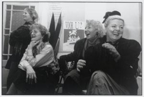 Publiek tijdens de opening van Vrouwenknooppunt, Doelstraat 6 in Haarlem 1988
