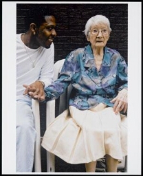 Bejaarde vrouw met verzorgende in Amstelhof 2002