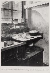 Bijschrift: 'Keuken met privaat in een woning aan de Lindengracht, 1934'. 1934