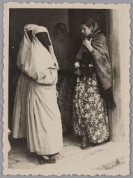 Vrouwen met abaya en sluier in Sarajevo. 193?