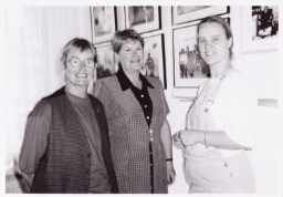 Joke van Vlijmen met Wil en Renate tijdens opening fototentoonstelling '10 Jaar Architectenbuurt' in Inloophuis De Walenkamp, Walenkampstraat 4  in Amsterdam 1999