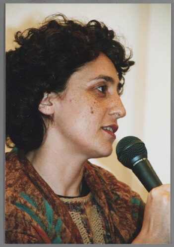 Farah Karimi tijdens de nieuwjaarsborrel van Zami 2002 over vluchtelingenvrouwen in samenwerking met MCE (Projectbureau Multiculturalisatie en Emancipatie, voorheen Emancipatiebureau Amsterdam). 2002