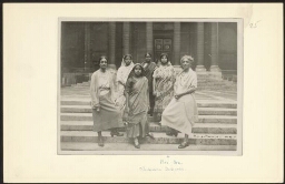Groepsportret van de Indiase delegatie, waarschijnlijk tijdens het driedaagse Vrouwencongres tegen Oorlog en Fascisme.Tweede van rechts mevrouw Sen 1934 ?
