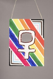 Protestbord met venussymbool en 'progress flag', gebruikt voor de Women's March in 2020