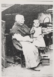 Moeder of grootmoeder met kind. 1907